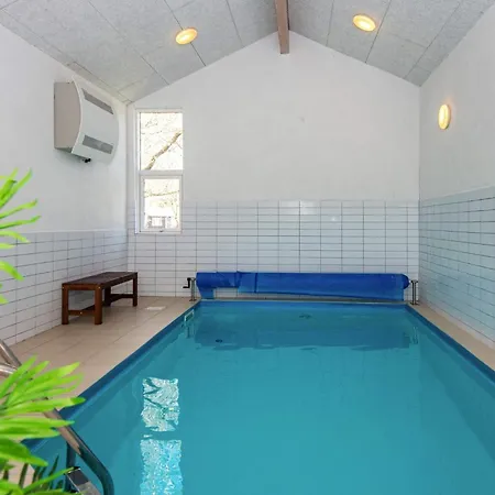 10 Person In Logstor-by Traum Trend