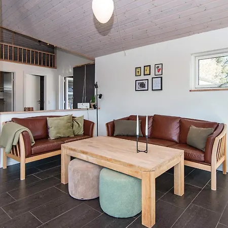 10 Person In Logstor-by Traum