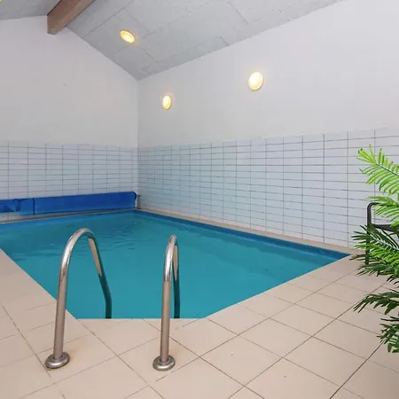 10 Person In Logstor-by Traum Trend