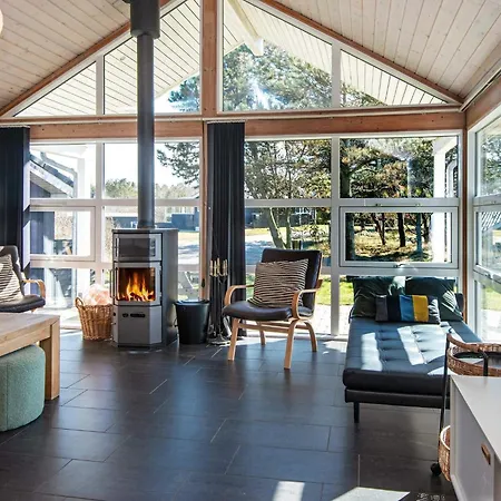 10 Person In Logstor-by Traum