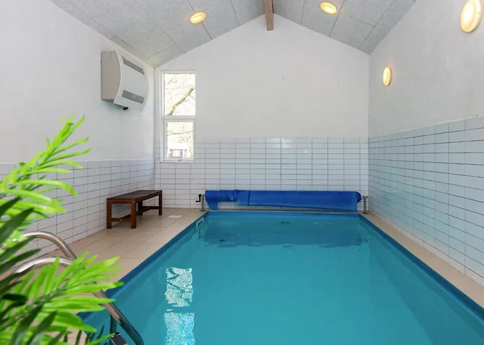 10 Person In Logstor-by Traum Trend