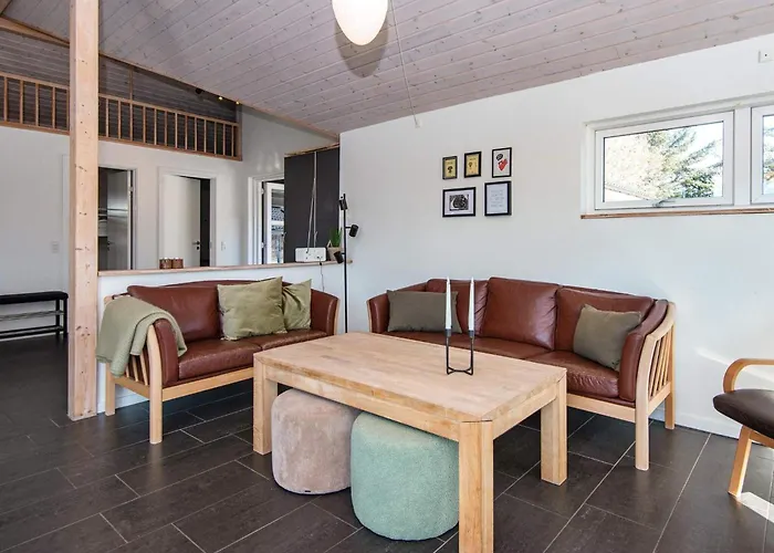 10 Person In Logstor-by Traum