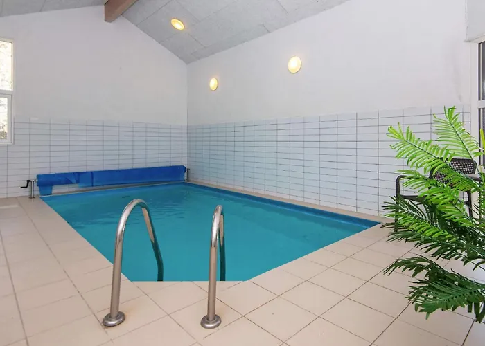 10 Person In Logstor-by Traum Trend