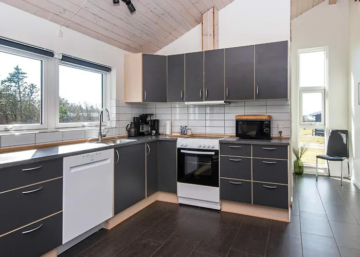 10 Person In Logstor-by Traum *