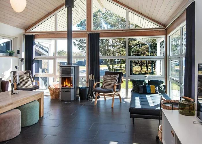 10 Person In Logstor-by Traum